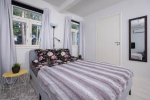 1 dormitorio con 1 cama y 2 ventanas en Vaajalahden yksiö, en Kuopio