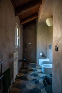 a bathroom with two sinks and two toilets at Boutique Hotel Al Palazzo Rosso in Neive +96 photos