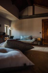 ネイヴェにあるBoutique Hotel Al Palazzo Rossoのリビングルーム(ベッド1台、ソファ付)