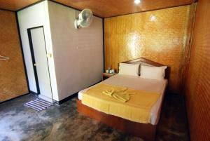 Ein Bett oder Betten in einem Zimmer der Unterkunft Lanta Coral Beach Resort
