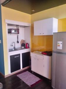 a small kitchen with a sink and a refrigerator at Departamento supervisores in Diego de Almagro