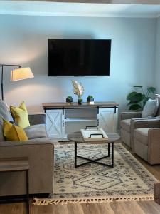 sala de estar con sofá y TV en Steps away from the BEACH!!!, en Hilton Head Island