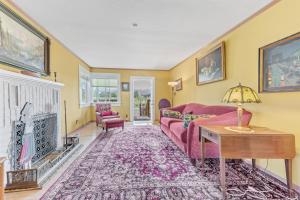 un soggiorno con divano rosa e camino di Lush and Warm 2BR House in Sonoma home a Sonoma