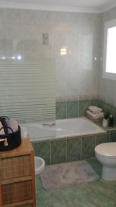 łazienka z wanną, toaletą i umywalką w obiekcie Apartamento completo max. 6 huéspedes w mieście Cumbre del Sol