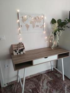biurko z oświetleniem w pokoju w obiekcie Home Up w mieście Tríkala