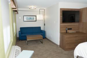 Foto da galeria de Holiday Inn Express Hotel & Suites Madison, an IHG Hotel em Madison