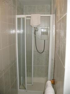 um chuveiro com uma porta de vidro na casa de banho em Achill View B&B em Murrisk