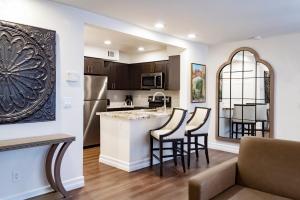 eine Küche und ein Wohnzimmer mit einer Bar und Stühlen in der Unterkunft Westgate Flamingo Bay Resort in Las Vegas