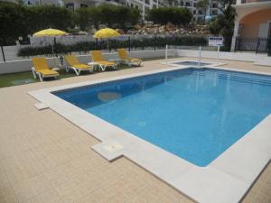 สระว่ายน้ำที่อยู่ใกล้ ๆ หรือใน Apartamentos Atlantico by OA