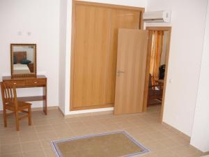 um quarto com uma porta, uma mesa e um espelho em Apartamentos Atlantico by OA em Albufeira