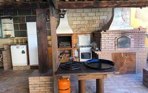 卡塔赫納的住宿－Chalet de Lujo en La Manga，厨房配有炉灶和电器