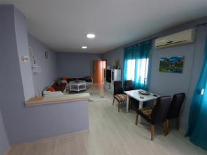 Apartman NUR tesisinde bir oturma alanı