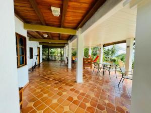 an open living room with a wooden ceiling at Coibahouse in Santa Catalina