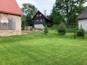 A garden outside Chalupa Nad Lipou - Čičmany, turistika, sauna, krb