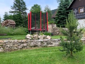 A garden outside Chalupa Nad Lipou - Čičmany, turistika, sauna, krb