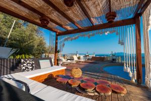 d'une terrasse avec une table et des chaises. dans l'établissement Eva's Luxury Villa, à Kritharia