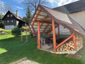 A garden outside Chalupa Nad Lipou - Čičmany, turistika, sauna, krb