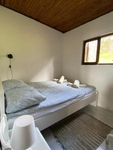 Schlafzimmer mit einem Bett und einem Fenster in der Unterkunft Holiday house Pina - Rustical holiday house in peaceful bay in Čunski
