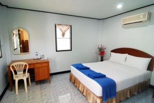 Ein Bett oder Betten in einem Zimmer der Unterkunft Lanta Coral Beach Resort