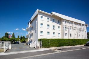a white building on the side of a street at ibis budget Bordeaux Sud in Villenave-dʼOrnon