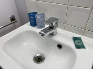 - un lavabo avec une brosse à dents et du dentifrice dans l'établissement Le Hublot - Meublé Tourisme Classé 3 étoiles, à Cherbourg en Cotentin