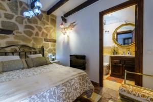 Postel nebo postele na pokoji v ubytování Casa Nazarí - Setenil de las Bodegas