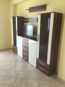 a room with a kitchen with a tv and a tv stand at Confortevole e Luminoso Appartamento 100mq a Falerna con Vista sul Paese e sul Promontorio con Free WiFi Free Parking e Smart TV in Falerna +4 photos