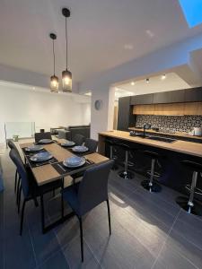 una cucina e una sala da pranzo con tavolo e sedie di Rodini Inn a Città di Rodi