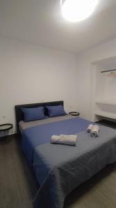 een slaapkamer met een bed met twee handdoeken erop bij Rodini Inn in Rhodos-stad
