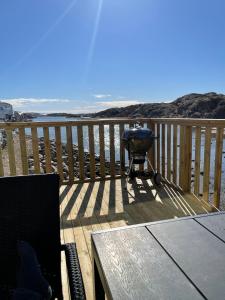 een grill zittend op een terras met het strand bij Seaview Cottage Solvik - Kungshamn in Kungshamn