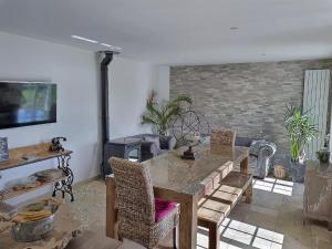 a living room with a wooden table and chairs at En toute simplicité in Lavilletertre