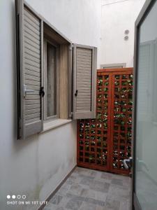 bodega con armarios de madera y ventana en La Chianca, en Leverano