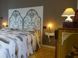 una camera con un grande letto e un tavolo di B&B ForseSiForseNo a Sulzano