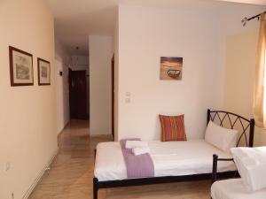Tempat tidur dalam kamar di Palm House Nikiti - Apartments Vicky