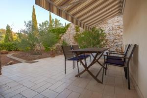 un patio con tavolo e sedie su un patio di Villa Nikolina a Žman