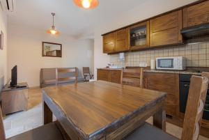 una cucina con un tavolo di legno in una stanza di Villa Nikolina a Žman Altre 22 foto