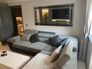 salon z kanapą i oknem w obiekcie Beautiful modern cosy central apartment / sleeps 4 w mieście Reading