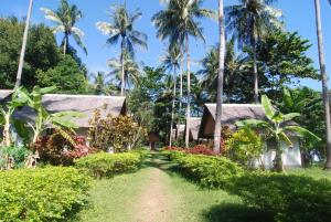 einen Weg vor einem Resort mit Palmen in der Unterkunft Lanta Coral Beach Resort in Ko Lanta