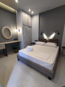 Un pat sau paturi într-o cameră la Stefani apartments