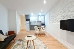 Televízia a/alebo spoločenská miestnosť v ubytovaní Apartamento Zurriola by SanSe Holidays