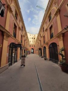 una calle vacía en una ciudad con edificios en CH Lumiere, en Madrid