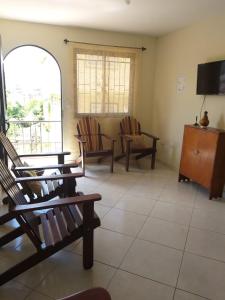 a living room with two chairs and a television at Hermoso Apartamento en San Gil in San Gil