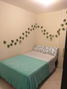 a bedroom with a bed with a green bedspread at Hermoso Apartamento en San Gil in San Gil