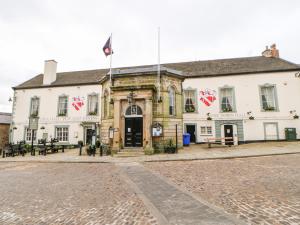 a building with a flag on top of it at Honeysuckle Cottage in Richmond