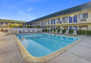 Swimming pool sa o malapit sa Motel 6-King City, CA