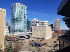um horizonte da cidade com edifícios altos e um parque de estacionamento em Holiday Inn Express Edmonton Downtown, an IHG Hotel em Edmonton