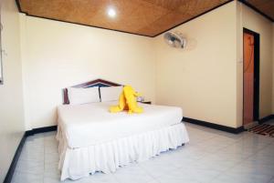 Ein Bett oder Betten in einem Zimmer der Unterkunft Lanta Coral Beach Resort