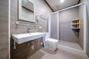 a bathroom with a sink and a toilet at Hui Yun B&B in Xingjian