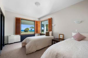Afbeelding uit fotogalerij van Lakefront Villa - Waitahanui Holiday Home in Waitahanui
