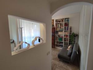 een woonkamer met een bank en een raam bij Intero Appartamento a soli 50 m dal mare in Viareggio